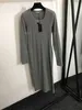 Платья для женщин Элегантное дизайнерское платье Женская одежда Треугольное украшение Простая модная длинная юбка с длинными рукавами и круглым вырезом Платье из чистого хлопка Vestidos
