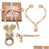 Ensembles cadeaux Serviette de bébé Born Bath Toy Set Cadeaux Boîte Double Face Couverture en coton Hochet en bois Bracelet Clogget Jouets Produit 230720 Drop D Dhvsu