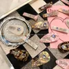 Hårklämmor Barrettes Designer Brand French Miu Letter Water Diamond Love Acicic Acid Duck Mouth Clip Light Luxury mångsidig sidobang Tillbehör för kvinnor II6L