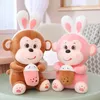 Poupées en peluche 2560 cm singe tenant bulle thé jouet en peluche doux belle oreiller poupée jouets pour enfants filles anniversaire cadeau décor 231211