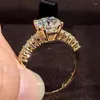 Anneaux de cluster 18K Gold VVS D Couleur 2 Moissanite Quatre griffes Bague élégante Bras élégant incrusté pour les femmes