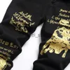Pantaloni da uomo Jeans stampati con mucca dorata da uomo Lettere di moda Pantaloni in denim elasticizzato dipinto Pantaloni neri affusolati slim J231208