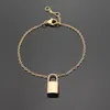 Полированный браслет из титановой стали Мужчины Женщины Любовь Дизайнерские браслеты Позолоченные 3 цвета Браслеты с замком V Буква с логотипом Fash261k