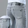 Jeans pour hommes Jeans de marque Hommes d'été Slim Fit polyvalent petite jambe droite marque de mode européenne à la mode décontracté gris clair pantalons longs 8BXQ