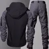 Tute da uomo Set tattici con cappuccio Tasche multiple da esterno Giacche da combattimento militari resistenti all'usura Pantaloni cargo Tute uomo Primavera Autunno