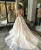 Jewel Mordern Tüll Brautkleid für die Braut, trendiges, ärmelloses Illusions-rückenfreies A-Linien-Abendkleid mit bedeckten Knöpfen und Hofschleppe mit 3D-Blumenapplikationen