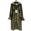 Designer-Trenchcoats für Damen. Mittellanger Bund. Schmal sitzendes, leichtes Oberteil mit Kapuze. Gesticktes Abzeichen. Locker