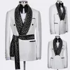 Vita män bröllop tuxedos kristaller pärlor sjal lapel brudgum bär födelsedagsfest mode show en jacka med bälte