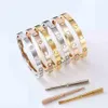 Brev Bangle Cuff Armband Designer Skruvarmband Skruvmejsel Titan Stål Guld Silver 4CZ Drill för kvinnor Mens Party Gift D278S