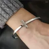 Bangle Eenvoudige roestvrijstalen gedraaide geweven armband voor mannen Zilverkleurige kruisopening Polsmanchet Unisex Prachtige sieraden