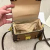 El çantaları çantalar tasarımcı omuz çantası kadınlar çapraz cüzdan moda mektubu baskı altın donanım tokası deri kolu gerçek deri kapak çantaları