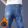 Jeans da uomo invernali di marca da uomo caldi jeans di peluche di alta qualità flanella di pelliccia spessa pantaloni slim elasticizzati 2023 pantaloni casual in pile maschile retrò denim Q231213