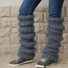 膝の上の女性の靴下は、余分な長い太もものハイブーツのために固体色の編み物を編む