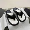 2022 Nya lyxiga kvinnliga designer Sandal Sandal Designer Flip Flops Flat Flip Flop Crocodile Skin Slide äkta läderskor Damer Beach