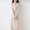 Casual klänningar ull stickning kvinnor 2023 vinter mode längd-keen varm kvalitet kvinnlig v-ringning tyg kinesisk stil kjol