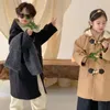 Jackor 2023 Winter Boys 'and Girls' Korean Edition Solid Color Casual tygrock för barns huva förtjockad hornknapp