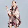 Wełniane mieszanki damskie kobiety z kapturem Faux Furth Patchwork dzianin Cloak Gruba ciepłe biuro damskie Plaid Poncho Owezyjna kurtka odzieżowa luźne płaszcze 231211