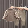 Комплекты одежды весна осень комплект из 3 предметов для мальчиков детский свитер жилет рубашки с длинными рукавами брюки-карго одежда детский костюм 231211