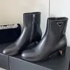 Bottines en cuir noires avec fermeture éclair latérale et doublure en cuir pour un design élégant et un confort élégant.