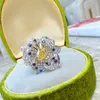 Bagues de cluster Mignon Femelle Jaune Bijoux Sparkling Zircon Vintage Fleur Promesse Bague De Luxe Argent Couleur Bande De Mariage