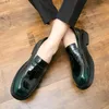 Sukienka Buty Przyjazd moda dla mężczyzn Zielona czarna młodzież swobodny patent skórzane męskie poślizg na obuwie projektant vintage but
