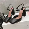 Amina Muaddi Sandal Begum Satin Square Pumps Buty 95 mm Chunky Block Obcased Sandals Damskie luksusowe skórzane buty na zewnątrz buty na obcasie Slingback z pudełkiem