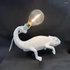 Lâmpadas de mesa Nordic Chameleo Lagarto Luz Moderna Bonito LED Resina Animal Camaleão Lâmpada Crianças Quarto Cabeceira Deco Luminárias