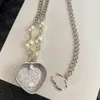 Collier de créateur de mode Incrustage Pearl Crystal Heart Pendant haut de gamme Sier plaqué Copper Link Chain de lettre Colliers de mariage Bijoux de mariage cadeau