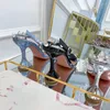 Sandaler amina muaddi strass med magiska färg patent läder fyrkantiga klackar kvinnor kristall nitskor