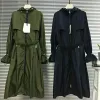 Designer-Trenchcoats für Damen. Mittellanger Bund. Schmal sitzendes, leichtes Oberteil mit Kapuze. Gesticktes Abzeichen. Locker