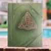 装飾的な置物の影の本緑色のカバーバウンドジャーナルブランクと並んでいる350ページの呪文レコードスペルブックレトロギフト