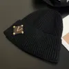 Chapeau tricoté de haute qualité pour automne et hiver, bonnet de styliste, casquette de crâne, lettre de marque, chapeau en laine côtelé pour hommes et femmes, chapeau de ski en plein air décontracté, cadeau de noël