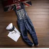 Мужские джинсы 2023 Новая мода Мужской джинсовый комбинезон Модные персонализированные модные мужские брюки с ремешками S-5XL Q231212