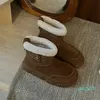 Stivali di pelliccia di Sherpa ricci di design Donna Doppia fibbia Stivaletti da sci invernali da neve Slip on Pelle scamosciata di montone Caviglia corta Mini scarpe con plateau