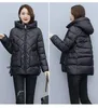 Korki damskie płaszcze żeńska krótka bawełniana kurtka 2023 Koreańska Down zagęszona błyszcząca powierzchnia i bez mycia zima mama z kapturem ciepło