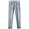 Jeans pour hommes Jeans de marque Hommes d'été Slim Fit polyvalent petite jambe droite marque de mode européenne à la mode décontracté gris clair pantalons longs 8BXQ