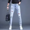 Jeans pour hommes Hommes de haute qualité coupe ajustée broderie jean léger luxe déchiré Stretch imprime jean trous patché rayures pantalon en denim décontracté Q231213