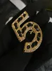 23SS Luxury Brand Gold Letter Designer épingles Broches pour femmes hommes Copper Fashion Crystal Pearl Brooch Gold Plate épingle Bijoux pour 4735490