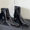 Bottines en cuir noires avec fermeture éclair latérale et doublure en cuir pour un design élégant et un confort élégant.