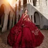 Luxury Red Shiny Ball Gown Quinceanera Dresses Appliques spetspärlor med Cape Formal Prom Graduation Gowns Lace Up Sweet 15 16 Dress