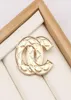 Femmes Gold Double Letters Brooches Conception de chaîne creux vintage Petit vent sucré 18k Gold plaqué épingles en cristal de cristal accessoires SPE6894531