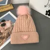 Marka Tasarımcı Üçgen Mektup Şapkalar Moda Erkekler ve Kadınların Sevimli Topu Beanie Sonbahar/Kış Termal Örgü Şapka Kayak Bonnet Yüksek Kalite Ekose Kafatası Şapkası Lüks Sıcak Kapak