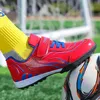 Klädskor fotbollskor pojkar flicka barn barn gyllene fotboll futsall mode casual sportsneakers hook loop gummi designer stövlar 231211