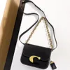 Kvinnors designer axelväska kedja crossbody väska cm557 guld stor c-formad guldspänne för mångsidig pendlingsdesigner säckar häll femmes cm557