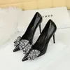 Chaussures habillées Banquet de luxe Chaussures à talons hauts Femmes Chaussures 10 cm Talon mince Laque Cuir Pointu Diamant Bow Chaussures simples Chaussures de mariage de fête 34-40 231212