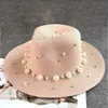 Szerokie brzegowe czapki wiadra czapki 2019 Nowy lato UK Pearl Beaded Flat Riechd Sun Hat Hat La Beach Hat Suncreen Jazz C J240425