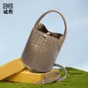 Nieuwe handgemaakte geweven tas Trend Veelzijdige effen kleur Moeder en kind Wateremmer Tas Dames Casual Crossbodytas met één schouder