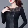 Blouses pour femmes 1 pièces hauts 2024 printemps mode dentelle PU cuir épissage creux à manches longues apprêt dames maigre rétro chemises