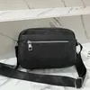 Clássico designer mensageiro sacos nova moda sacos de ombro emboss homens bolsas casuais ao ar livre maleta de negócios qualidade couro do plutônio crossbody saco