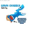 Bath Toys Baby Bath Toys Shark Grabber Blue Shark med tänder som biter Action Fiskvatten Interaktiva leksaker för pojkar Girls Catch Game Q231212